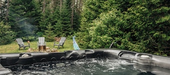 Cozy nature refuge with hot tub
