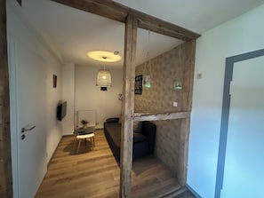 TV, DVD-spiller, fotballspill og bøker