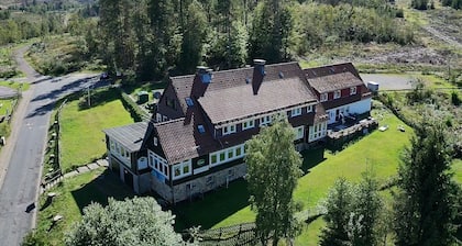 Welt Lodge mit einzigartigen, durch StÀdte inspirierten Zimmern, am Wald gelegen
