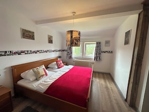 19 Schlafzimmer, Schreibtisch, Bügeleisen/Bügelbrett, Reisekinderbett