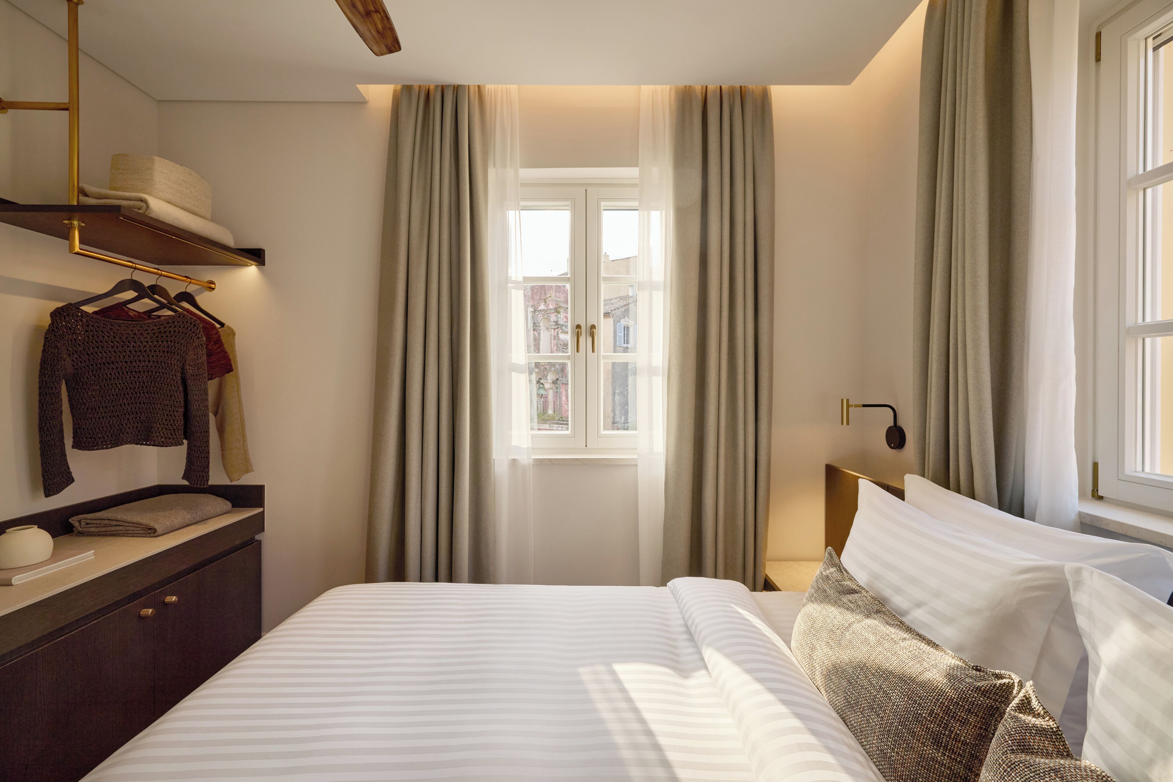 ห้องดีลักซ์ดับเบิล | เครื่องนอนระดับพรีเมียม, มินิบาร์, ตู้นิรภัยในห้องพัก, โต๊ะทำงาน