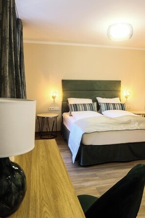 In-room safe, desk, laptop workspace, iron/ironing board - Hotel Lutz (Rain)