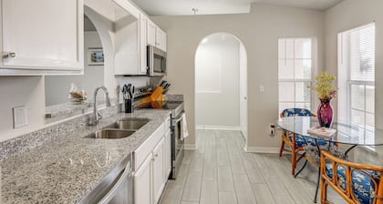 8 Mi to Legoland: Winter Haven Home w/ Lanai!