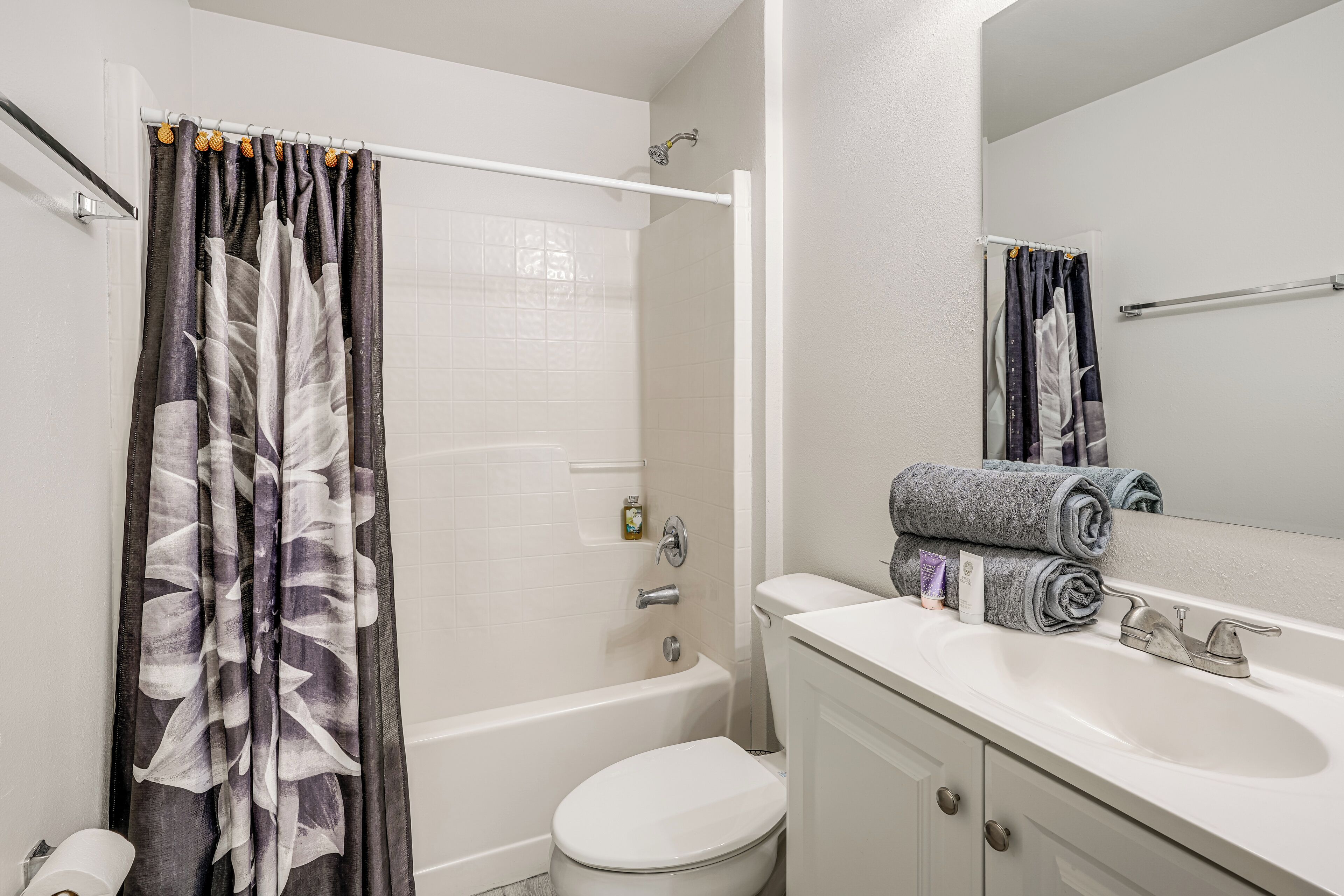 Une salle de bain avec une baignoire, des toilettes et un lavabo.