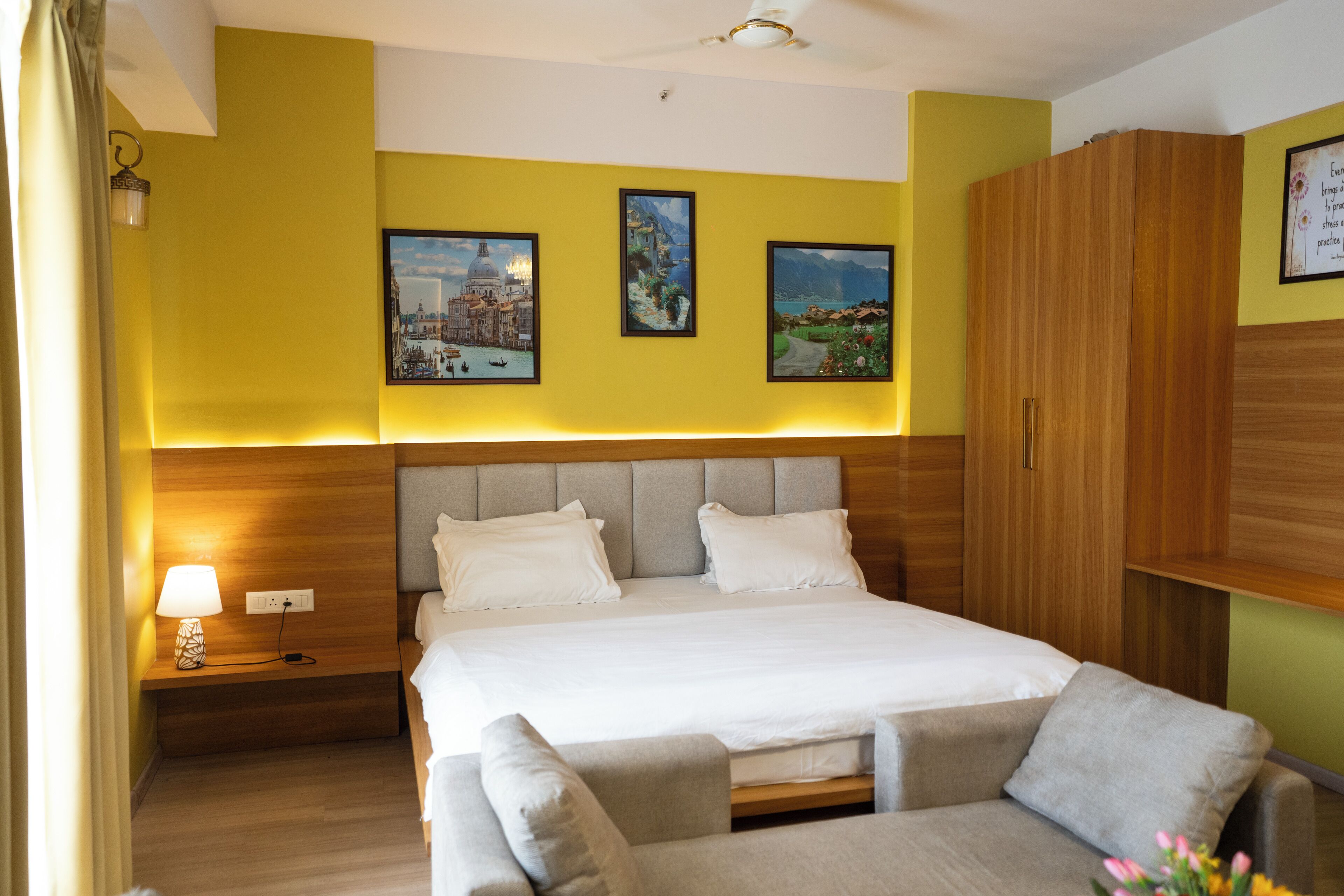 Deluxe Studio, City View | Desk, laptop workspace, free WiFi