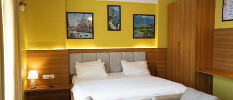 Bureau, espace de travail pour ordinateur portable, Wi-Fi gratuit