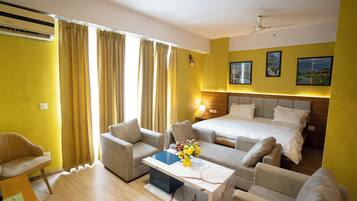 Estúdio luxo, vista para a cidade | Escrivaninha, espaço de trabalho para notebook, Wi-Fi de cortesia