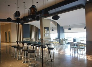 Se ofrece un desayuno completo los fines de semana (200 INR por persona)