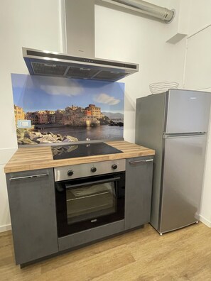 Fridge, oven, stovetop, coffee/tea maker