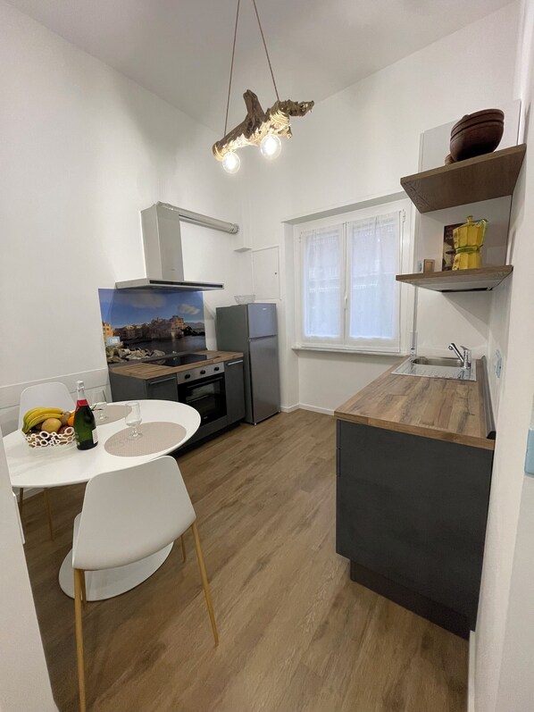 Fridge, oven, stovetop, coffee/tea maker