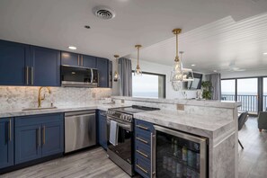 Een koelkast, een microgolfoven, een oven, een kookplaat