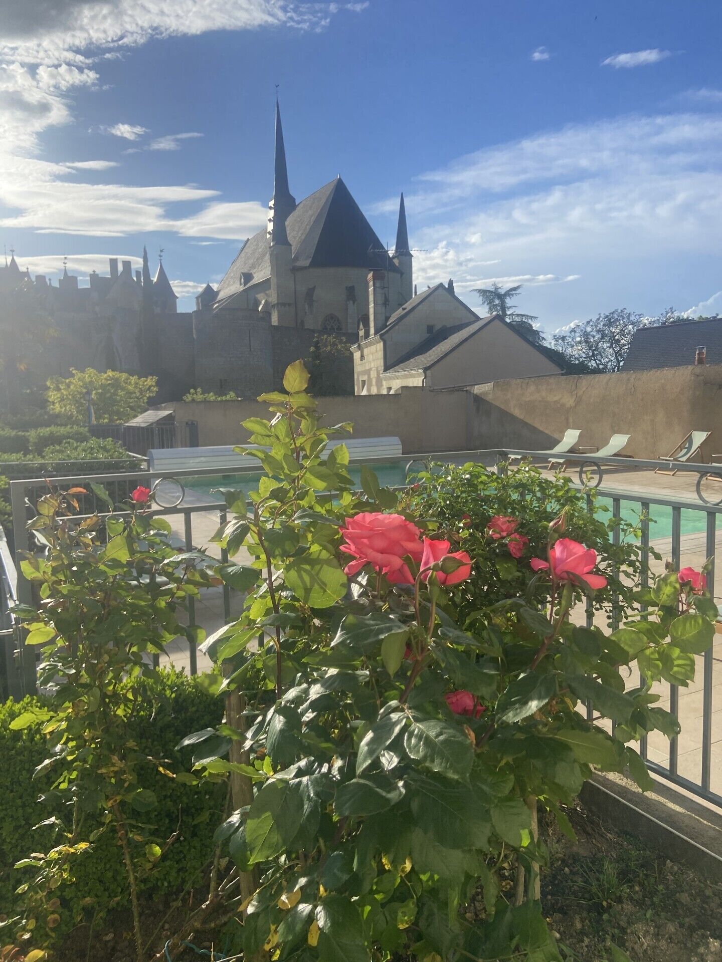 Außenpool (je nach Saison geöffnet), Sonnenschirme, Liegestühle