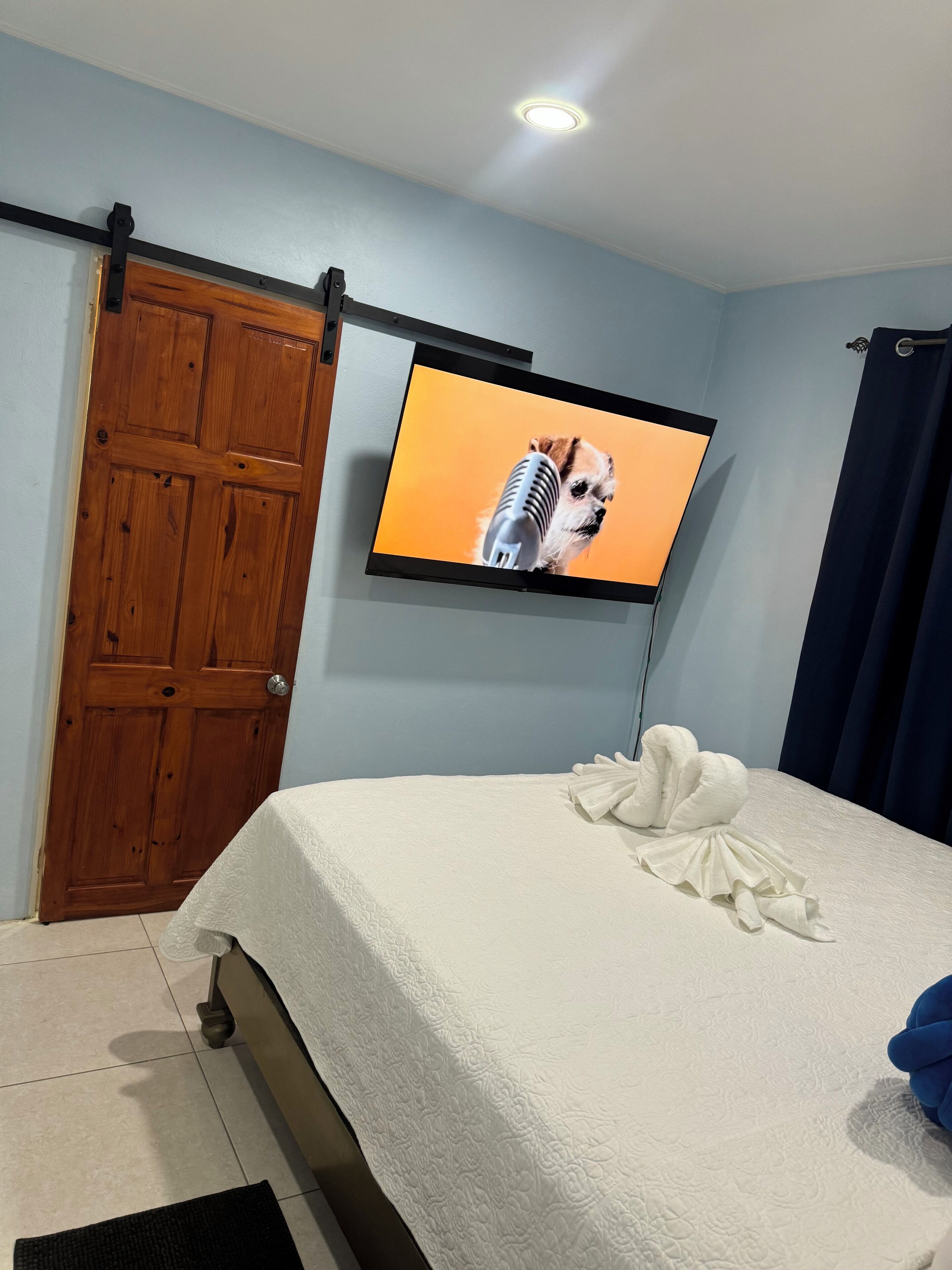 Tabla de planchar con plancha, wifi y ropa de cama 