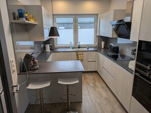 Fridge, microwave, oven, stovetop - Vacation cottage Magnolia Möhlenwarf (Weener)