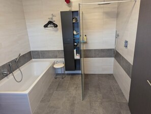 シャワー、ヘアドライヤー、タオル、石鹸