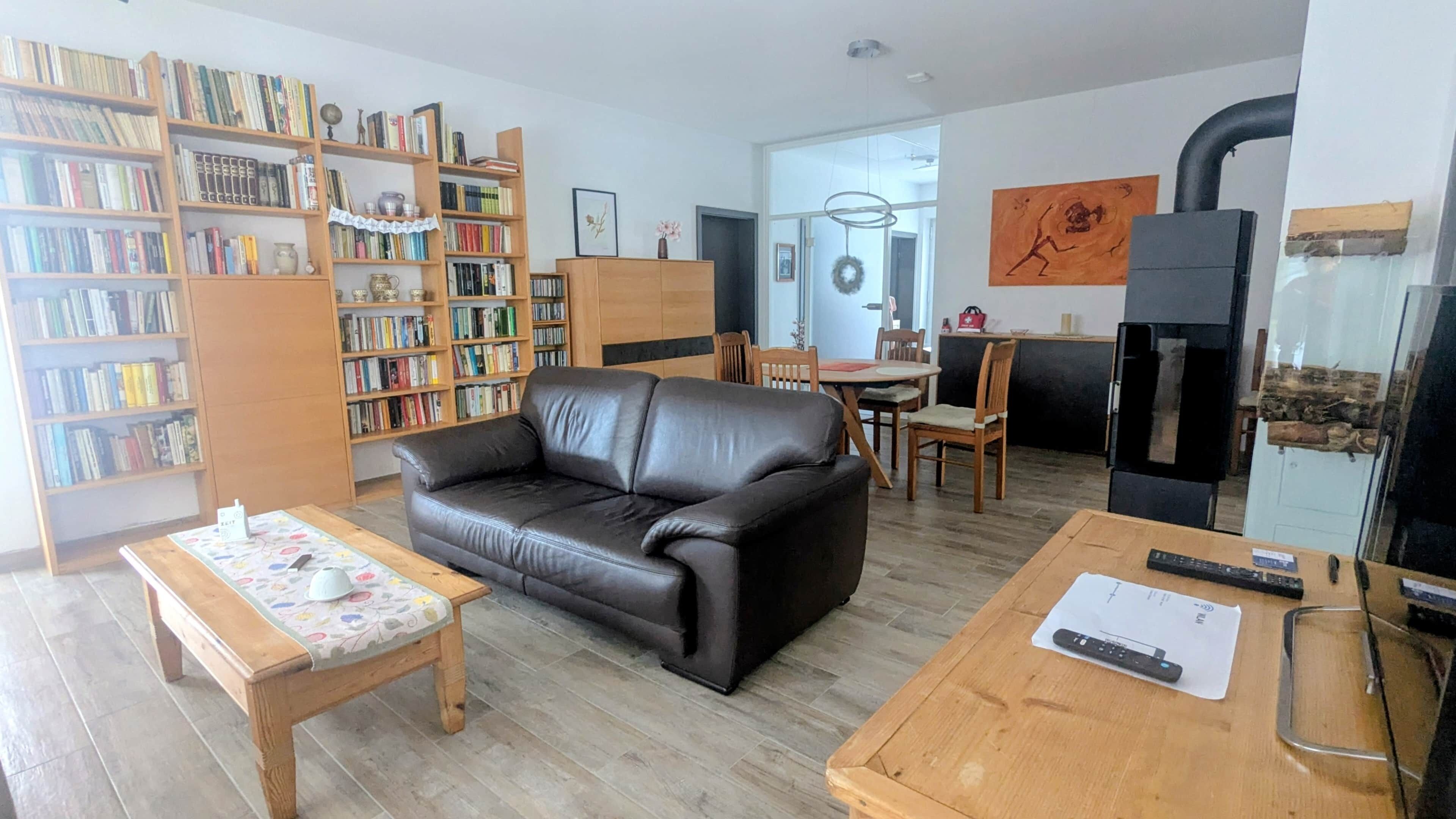 TV connectée, cheminée, baby-foot, livres