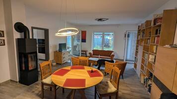 Smart TV, chimenea, futbolito y libros
