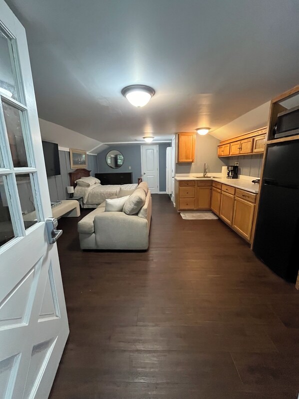 1 bedroom, WiFi, bed sheets - Cute studio, pets welcome, 8 mins to HITS, 20 mins to WEC, 10 mins to shopping (Morriston)