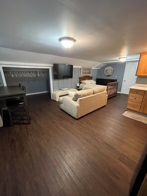 Smart TV - Cute studio, pets welcome, 8 mins to HITS, 20 mins to WEC, 10 mins to shopping (Morriston)