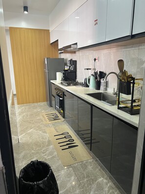 Electric kettle, cookware/dishes/utensils - Luxury 2BR/2Ba, w/king Bed, Family friendly with City views & next to the Malls. (Nairobi)