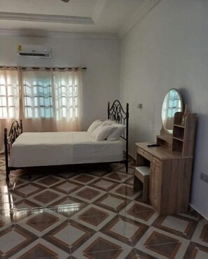 4 bedrooms, iron/ironing board, WiFi, bed sheets