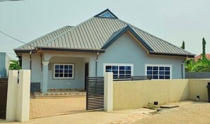 Exterior - 4-bedroom house in marvelous Madina with WiFi, AC. Enjoy your stay (MADINA)