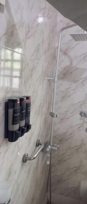 Regadera, toallas, jabón, papel de baño 