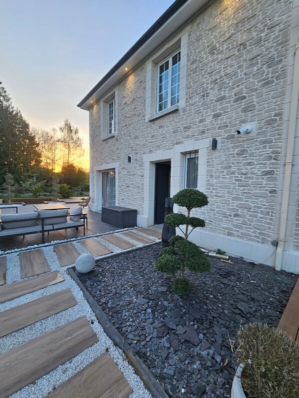 Outdoor dining - La maison de ju (Yville-sur-Seine)