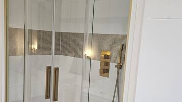 Asciugacapelli, asciugamani, sapone, carta igienica