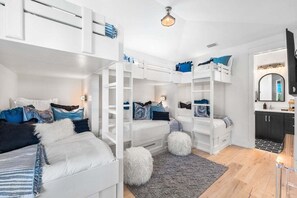 5 slaapkamers, een strijkplank/strijkijzer, reisbedje, gratis wifi