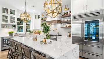 冰箱、微波炉、烤箱、炉灶