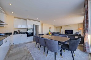 Villa, 4 soverom, privat basseng, hageutsikt | Spisestue