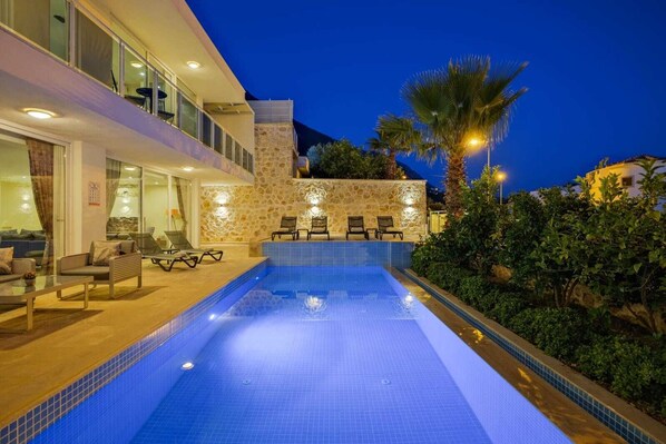 Villa, 4 soverom, privat basseng, hageutsikt | Basseng | Utendørsbasseng