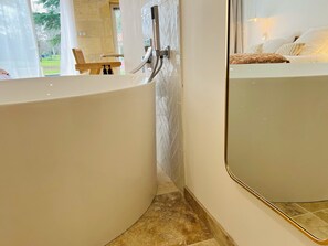 Hårtork, handdukar, tvål och toalettpapper