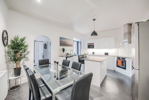 Een koelkast, een microgolfoven, een oven, een kookplaat