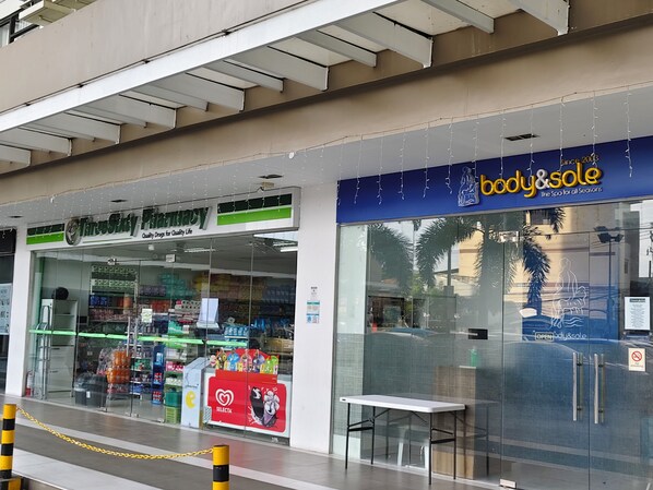 Una farmacia y una tienda de productos de spa, ambas con escaparates y productos a la vista.