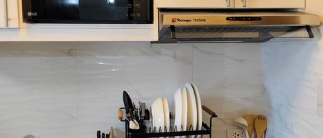 Réfrigérateur, micro-ondes, four, plaque de cuisson