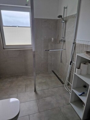 Dusche, Haartrockner, Handtücher, Seife