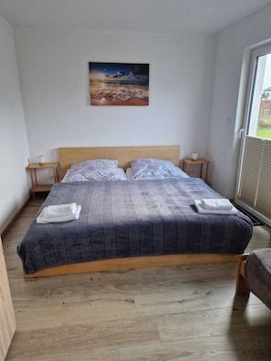 2 bedrooms, travel cot, free WiFi, bed sheets