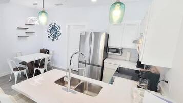 Apartamento, 3 quartos | Cozinha privada | Geladeira, fogão, cafeteira/chaleira, torradeira