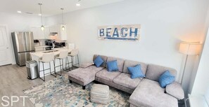 Condo, 3 quartos | Área de estar