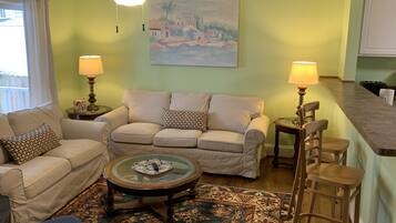 Bungalow, 3 Bedrooms | Living area
