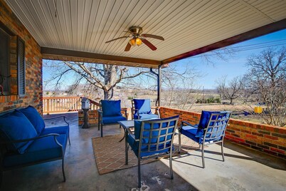 Charming level 3-BR,2Ba house in Johnson City with WiFi, AC, views, pet friendly