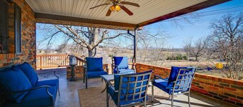 Charming level 3-BR,2Ba house in Johnson City with WiFi, AC, views, pet friendly