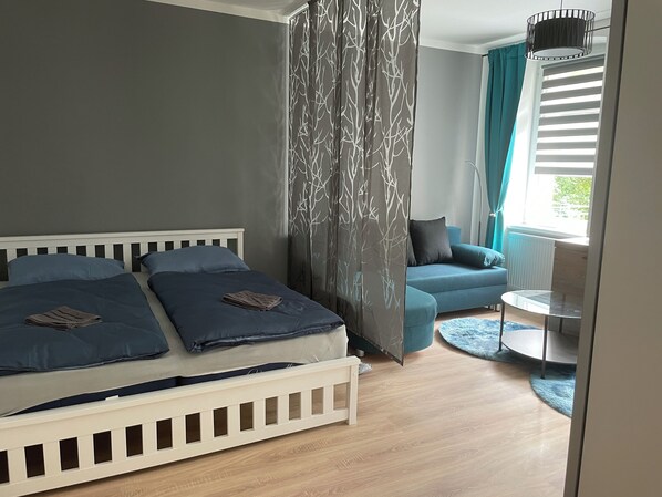 1 slaapkamer, een strijkplank/strijkijzer, wifi, beddengoed