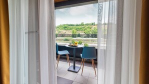 Minibar, safe på rommet, skrivebord og blendingsgardiner