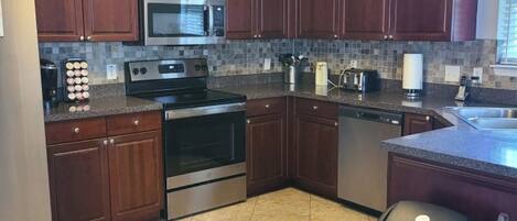 Mikrobølgeovn, ovn, kogeplade, opvaskemaskine