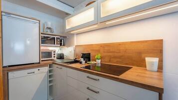 Een koelkast, een microgolfoven, een oven, een kookplaat