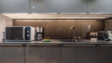 Refrigerador, microondas, horno y parrilla de estufa