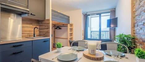 Réfrigérateur, four à micro-ondes, cafetiÚre-théiÚre, grille-pain